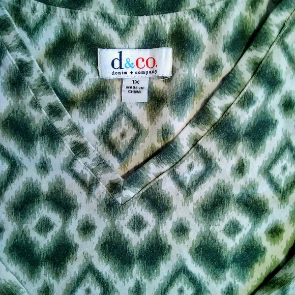 🍀🌸 Green/White 3/4 Sleeve Top 1X - Picture 3 of 3